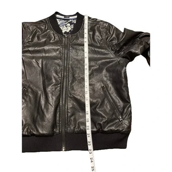 BLANKNYC Women's Faux Leather Moto Reversible Floral Jacquard Jacket Size Medium - Picture 4 of 16